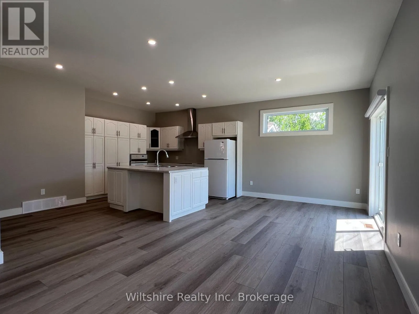 407 MAIN STREET E
