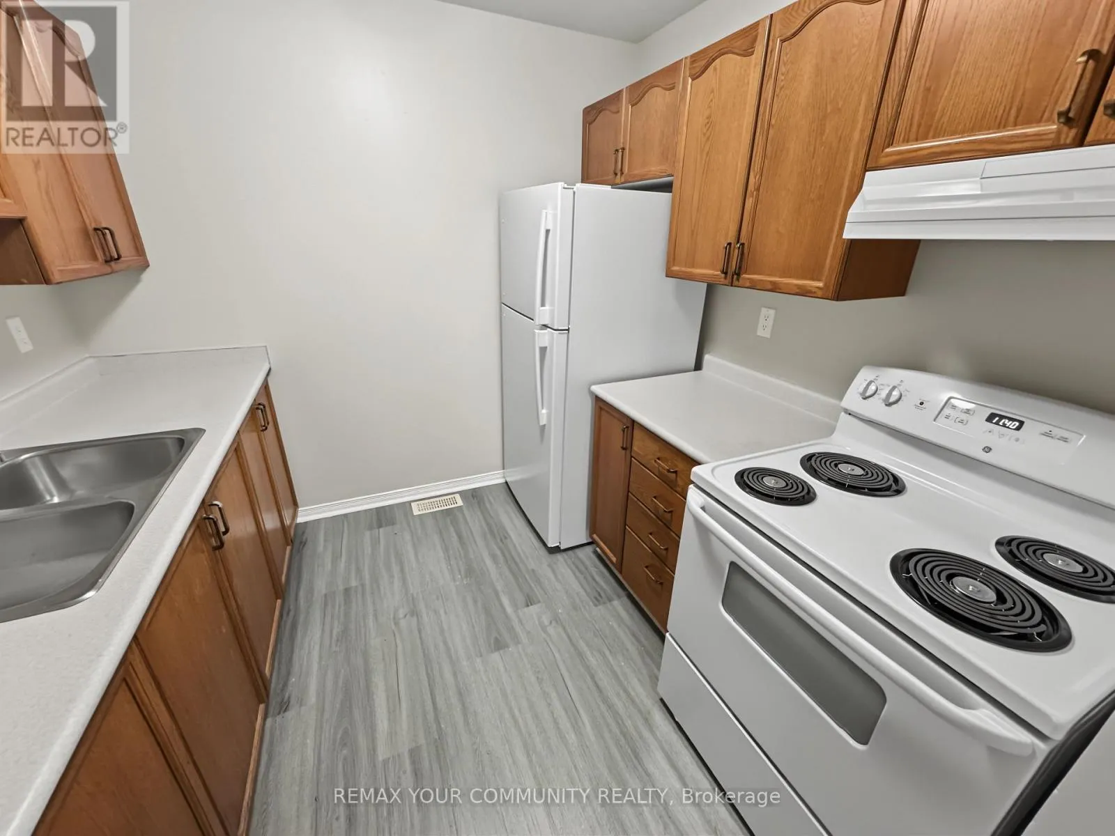 214 - 10 RIVERSIDE DRIVE