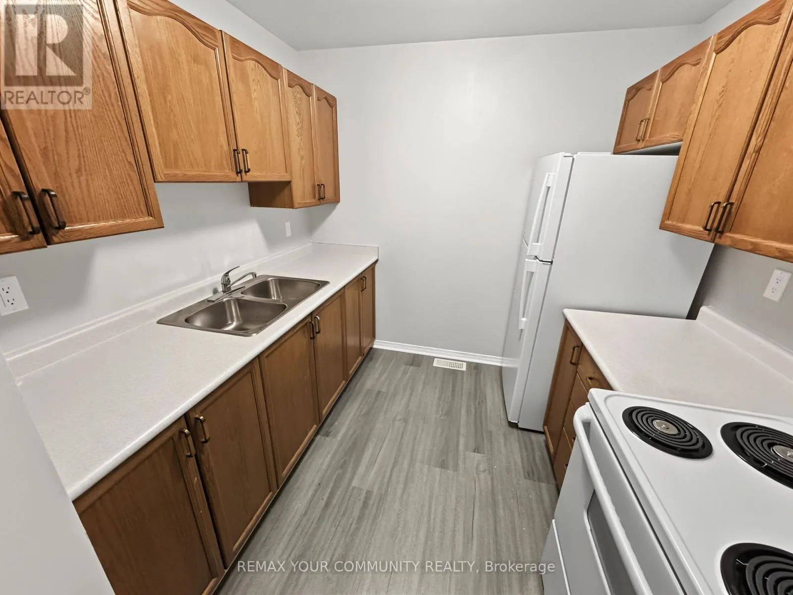214 - 10 RIVERSIDE DRIVE