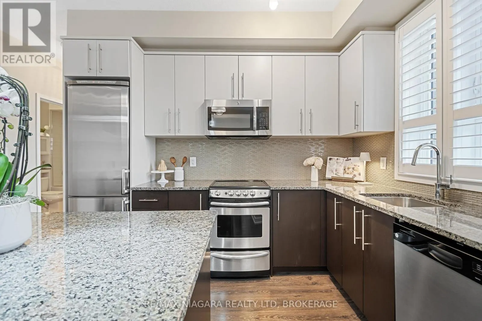 411 - 520 NORTH SERVICE ROAD #411