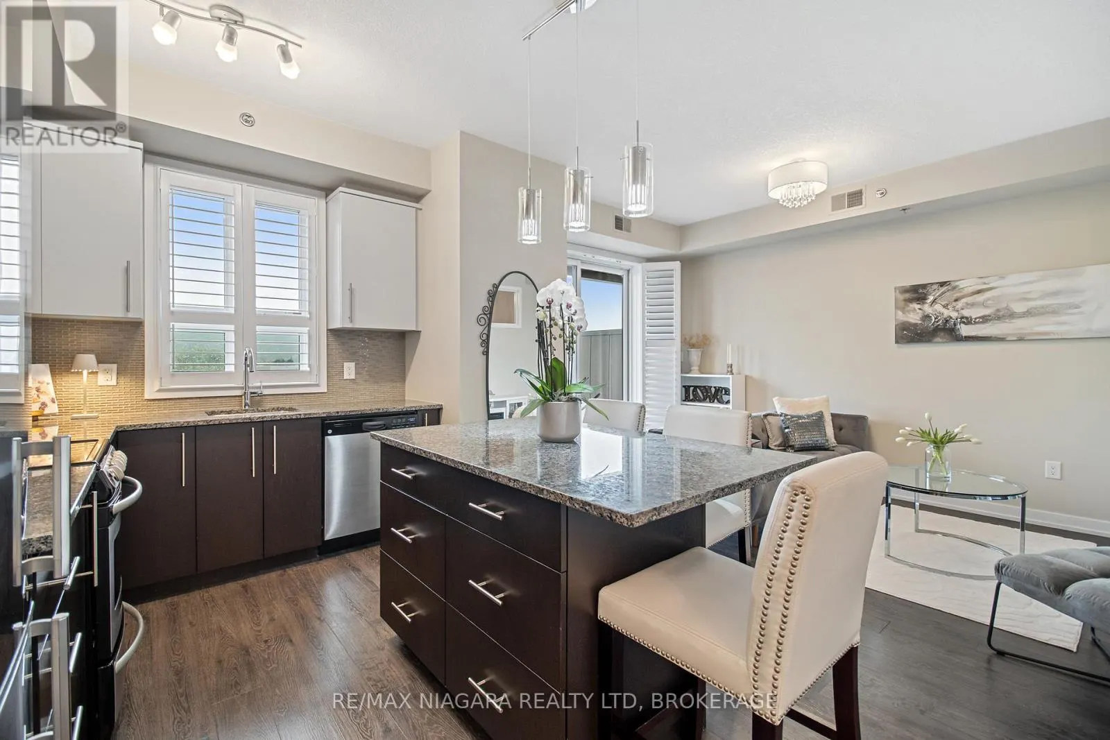 411 - 520 NORTH SERVICE ROAD #411
