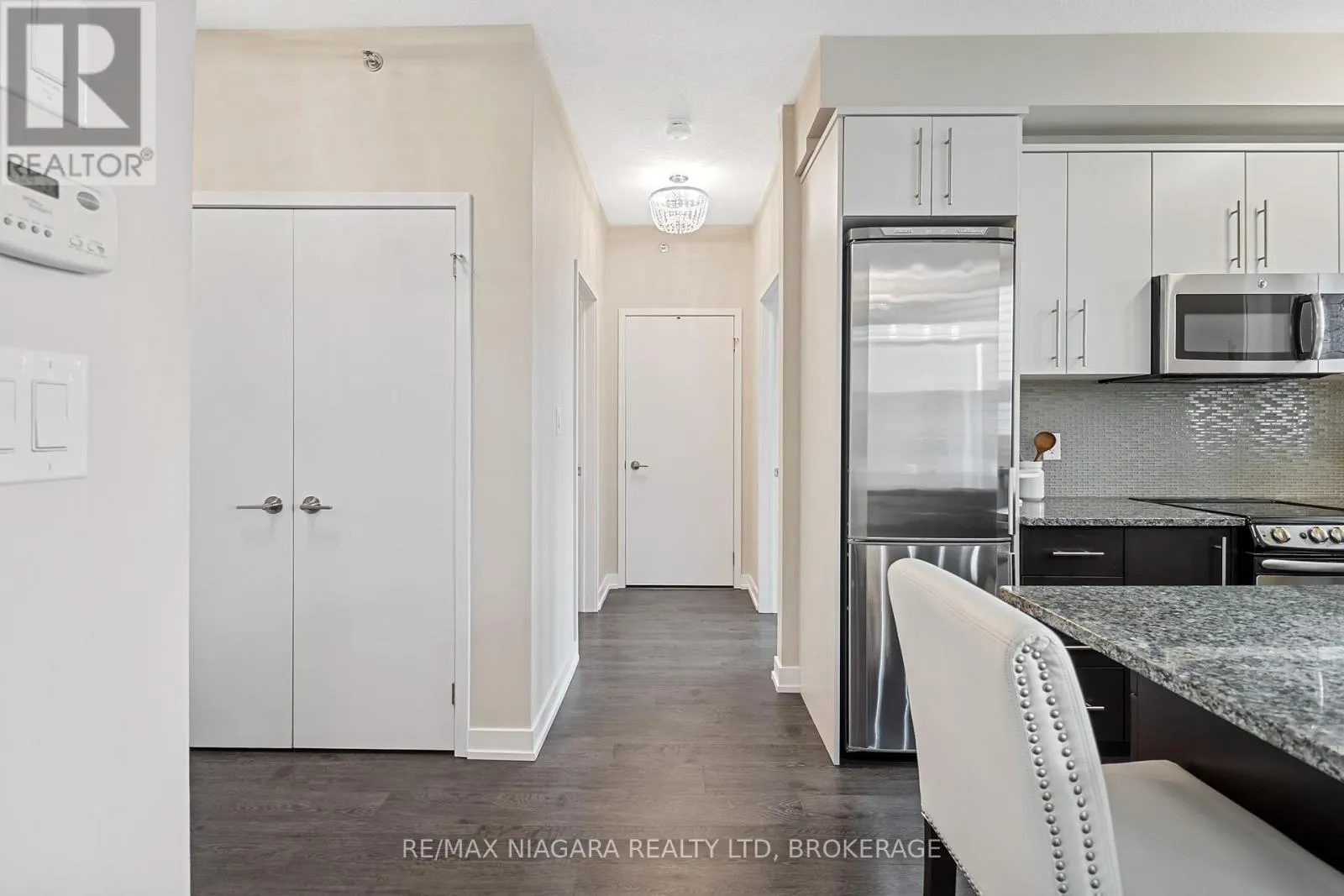411 - 520 NORTH SERVICE ROAD #411