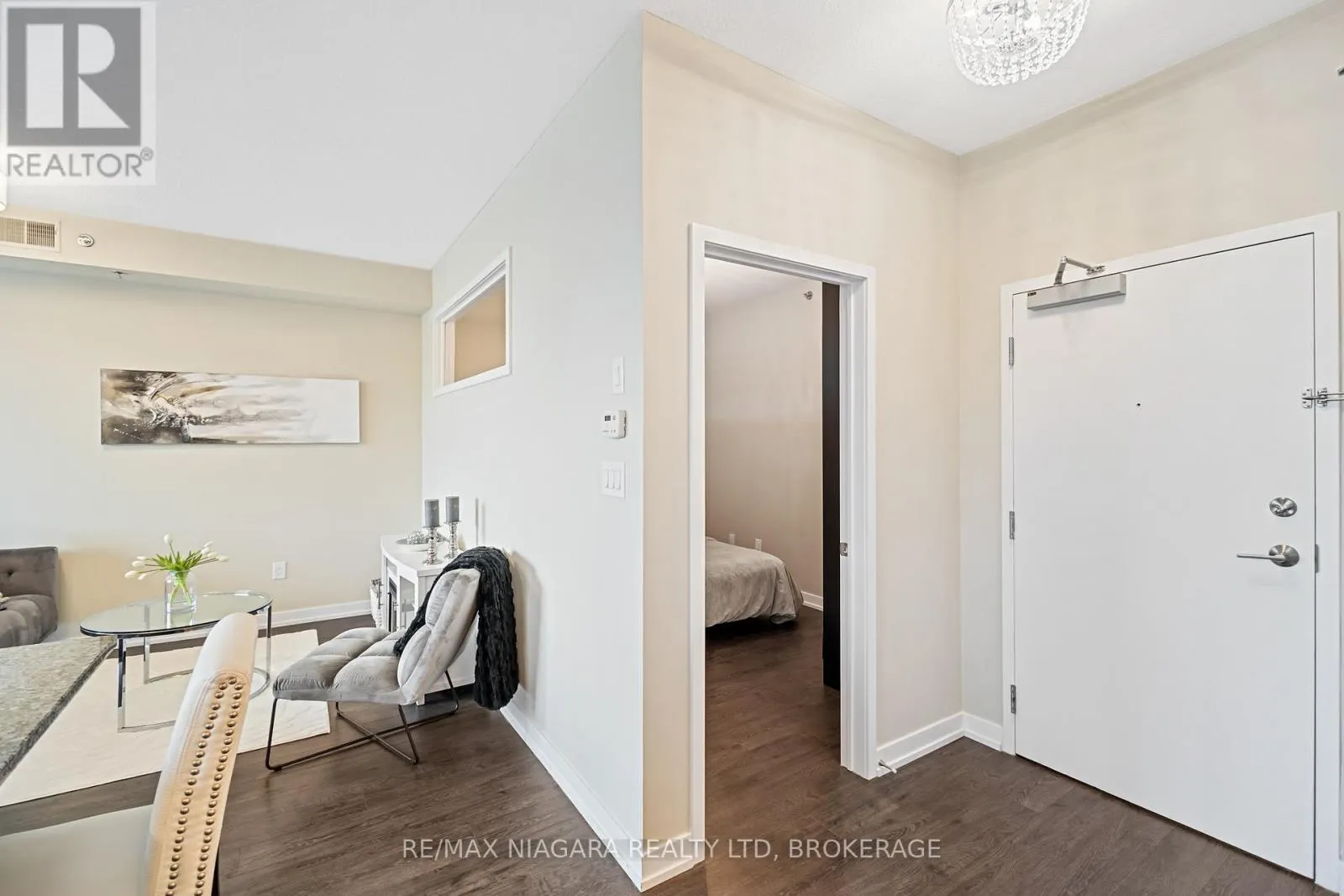 411 - 520 NORTH SERVICE ROAD #411