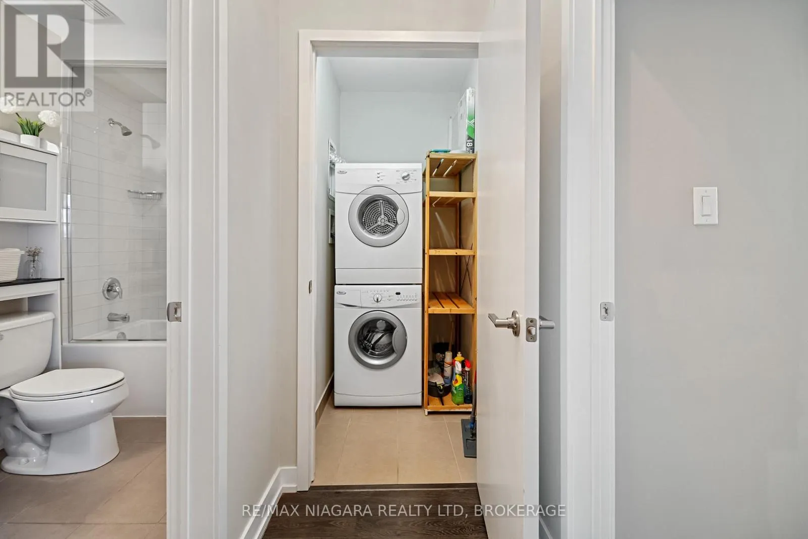 411 - 520 NORTH SERVICE ROAD #411