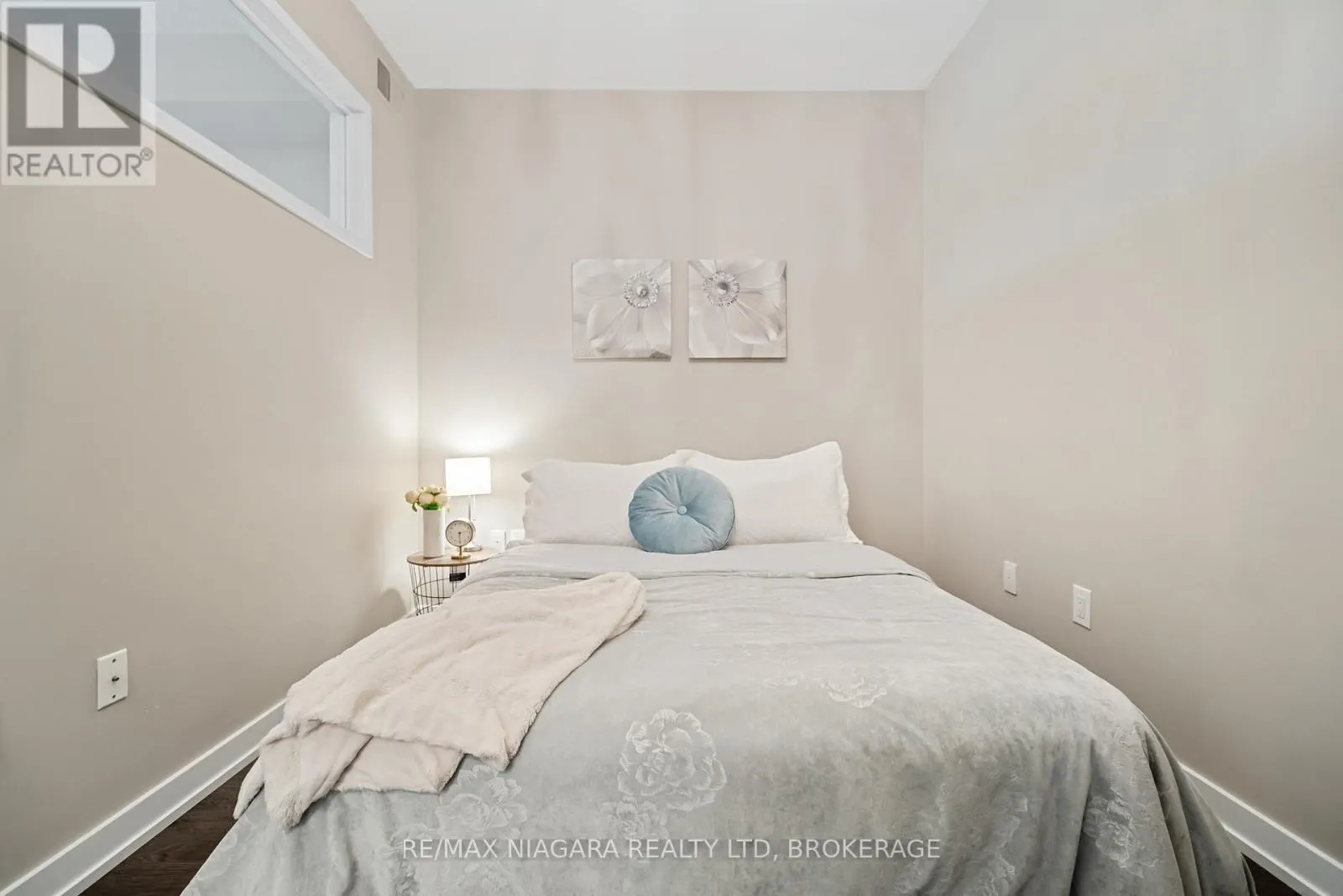 411 - 520 NORTH SERVICE ROAD #411