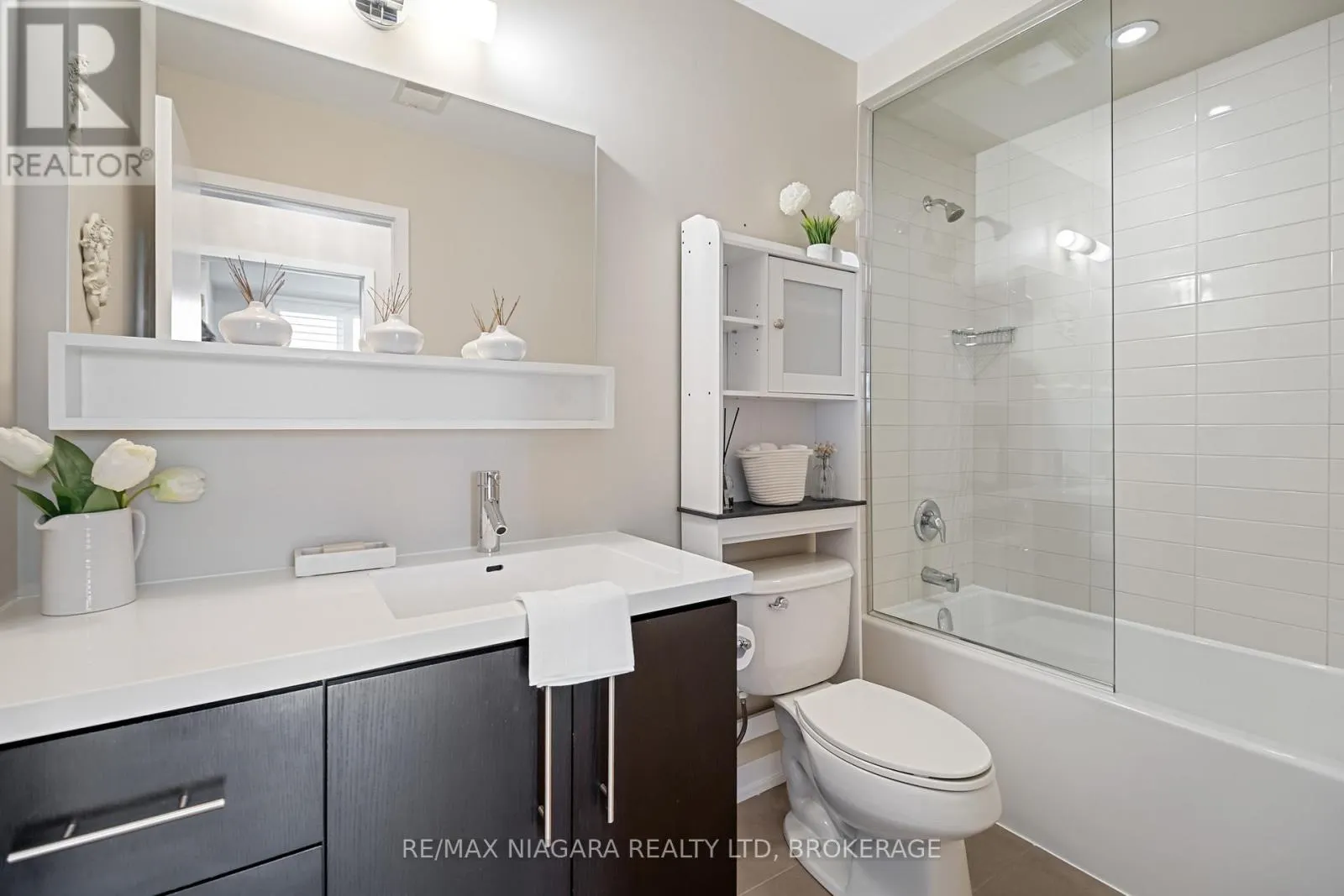 411 - 520 NORTH SERVICE ROAD #411