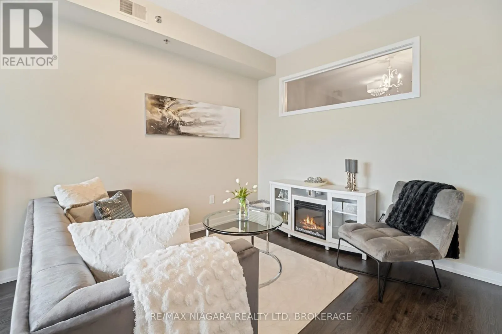 411 - 520 NORTH SERVICE ROAD #411