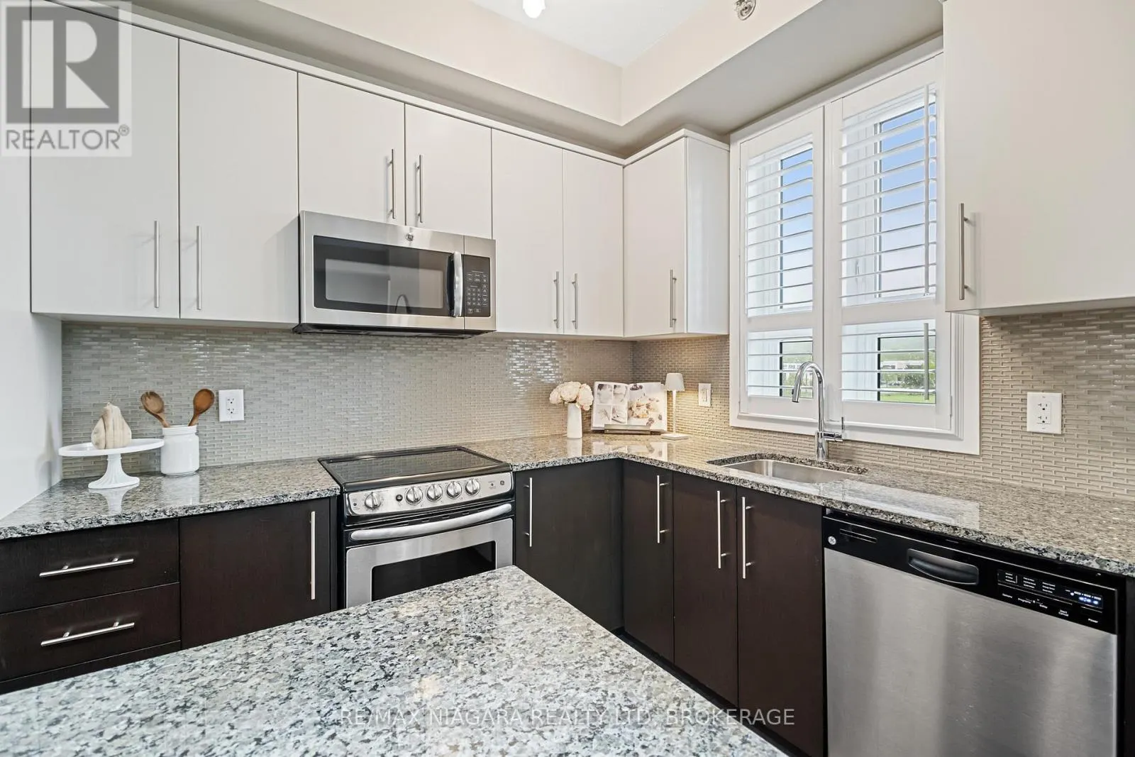411 - 520 NORTH SERVICE ROAD #411