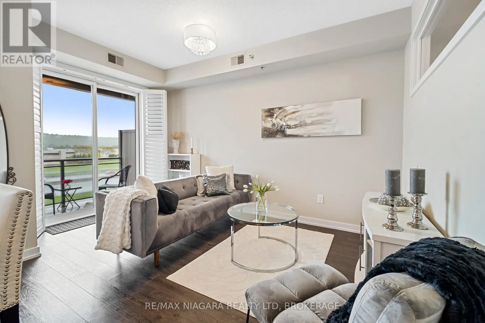 411 - 520 NORTH SERVICE ROAD #411