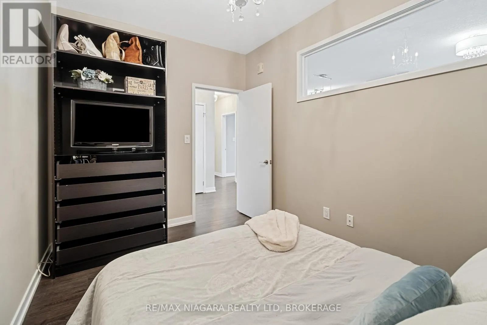 411 - 520 NORTH SERVICE ROAD #411