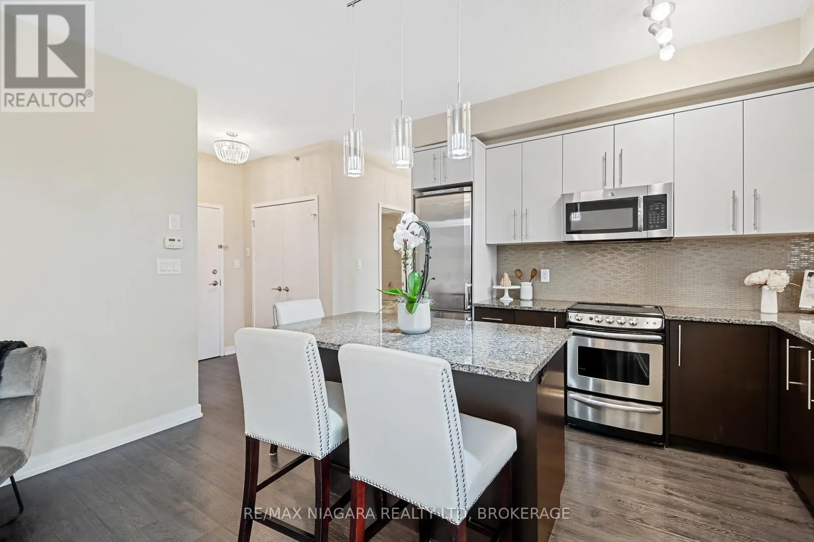 411 - 520 NORTH SERVICE ROAD #411