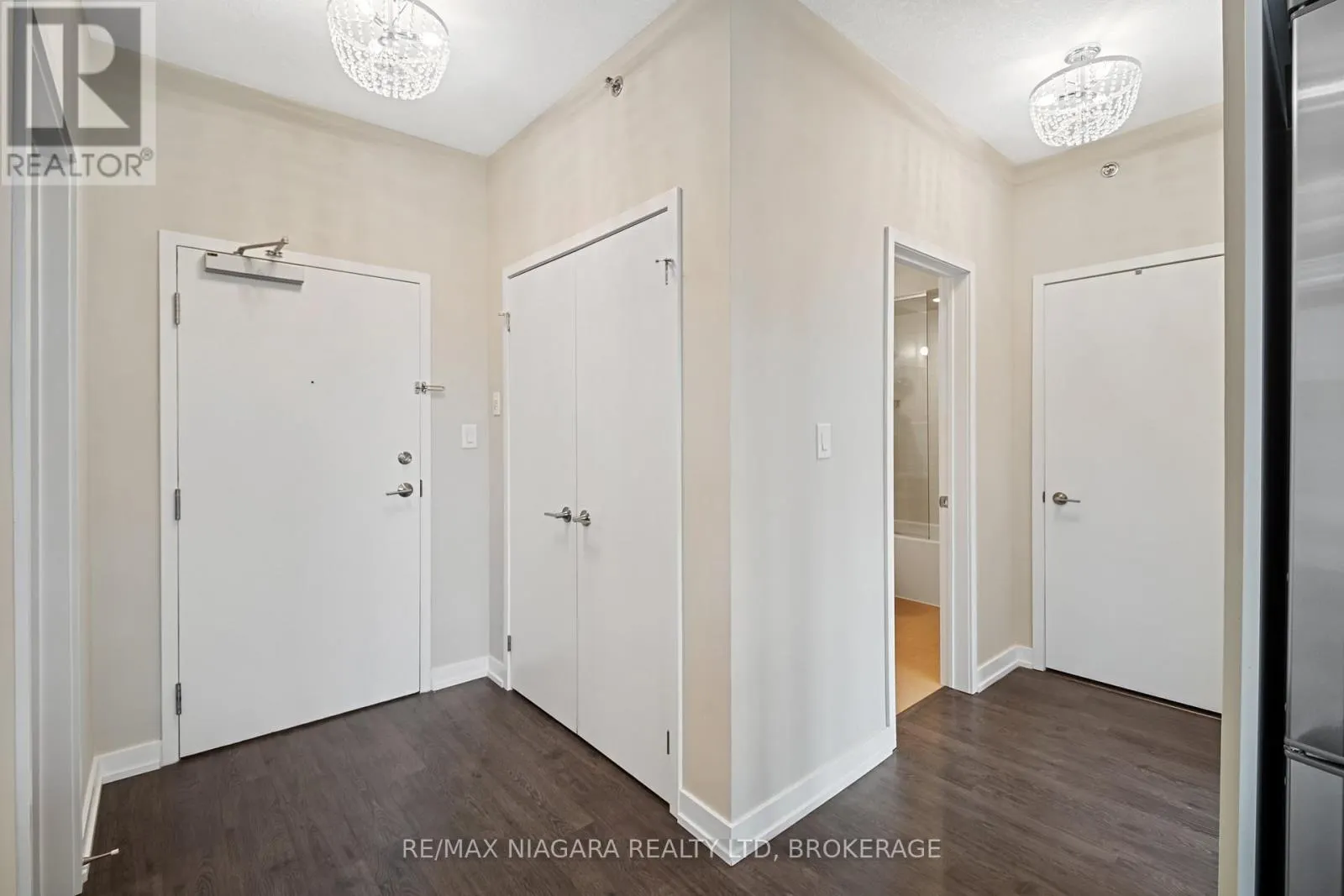 411 - 520 NORTH SERVICE ROAD #411