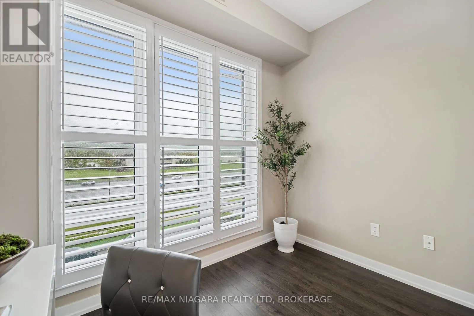 411 - 520 NORTH SERVICE ROAD #411