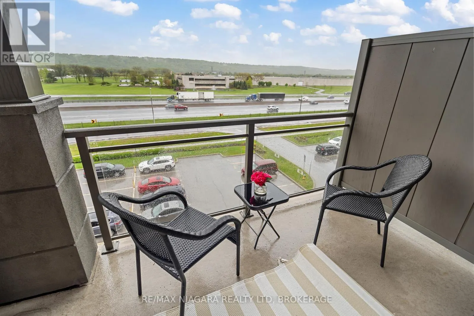 411 - 520 NORTH SERVICE ROAD #411
