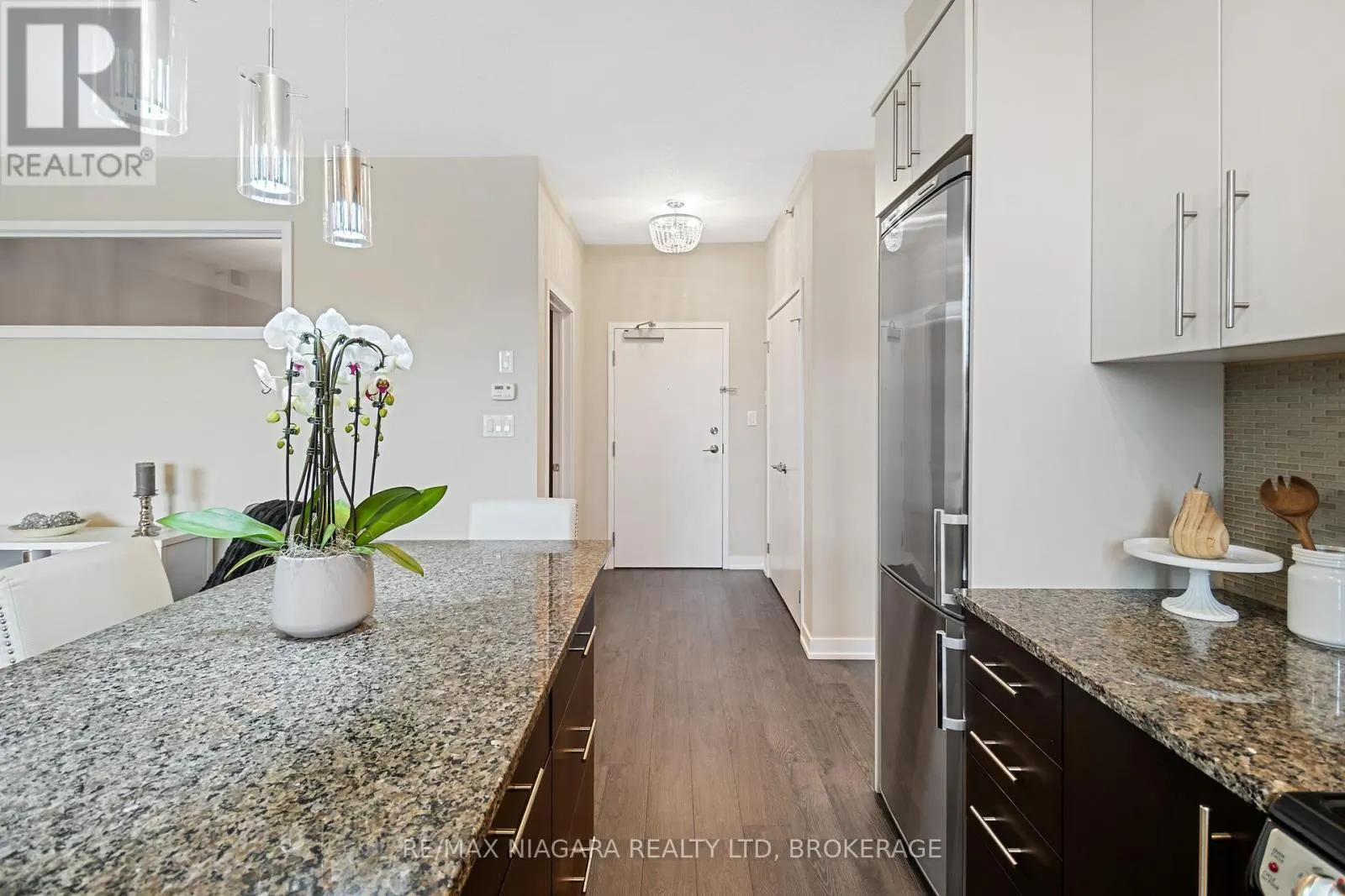411 - 520 NORTH SERVICE ROAD #411