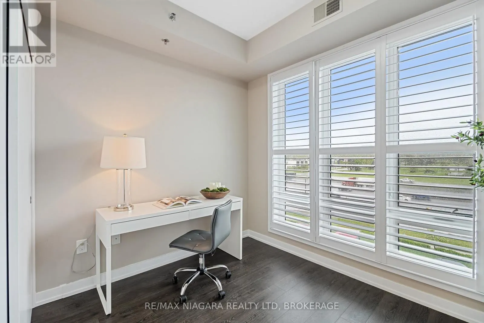 411 - 520 NORTH SERVICE ROAD #411