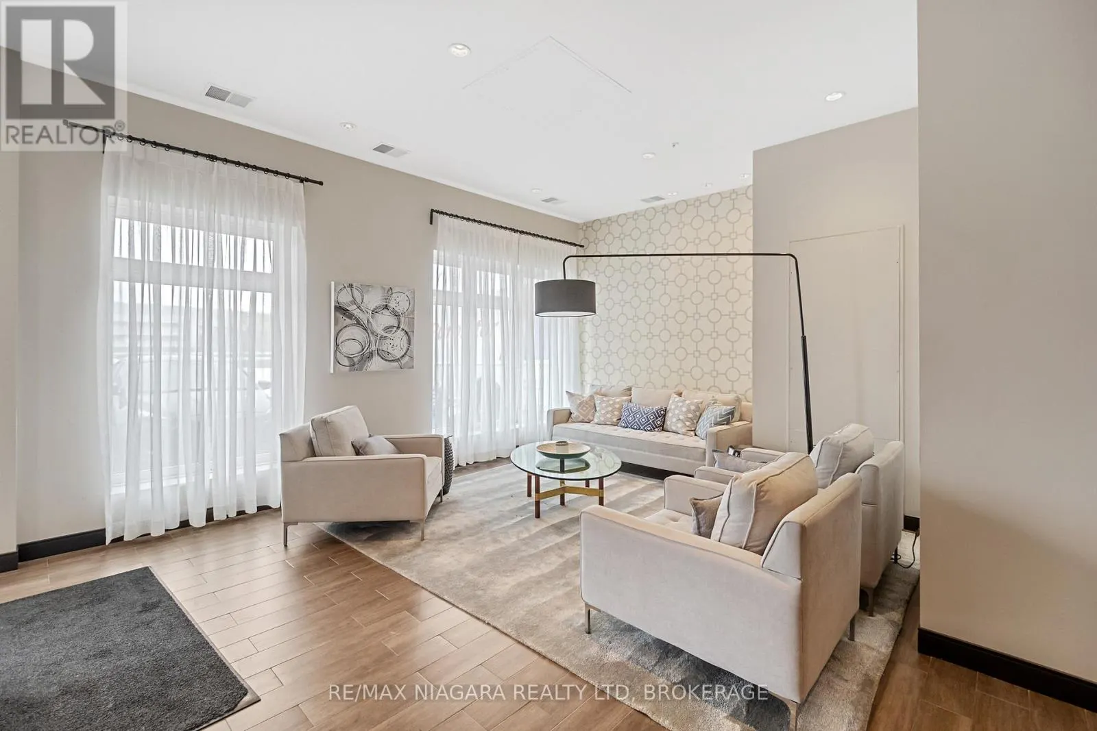 411 - 520 NORTH SERVICE ROAD #411