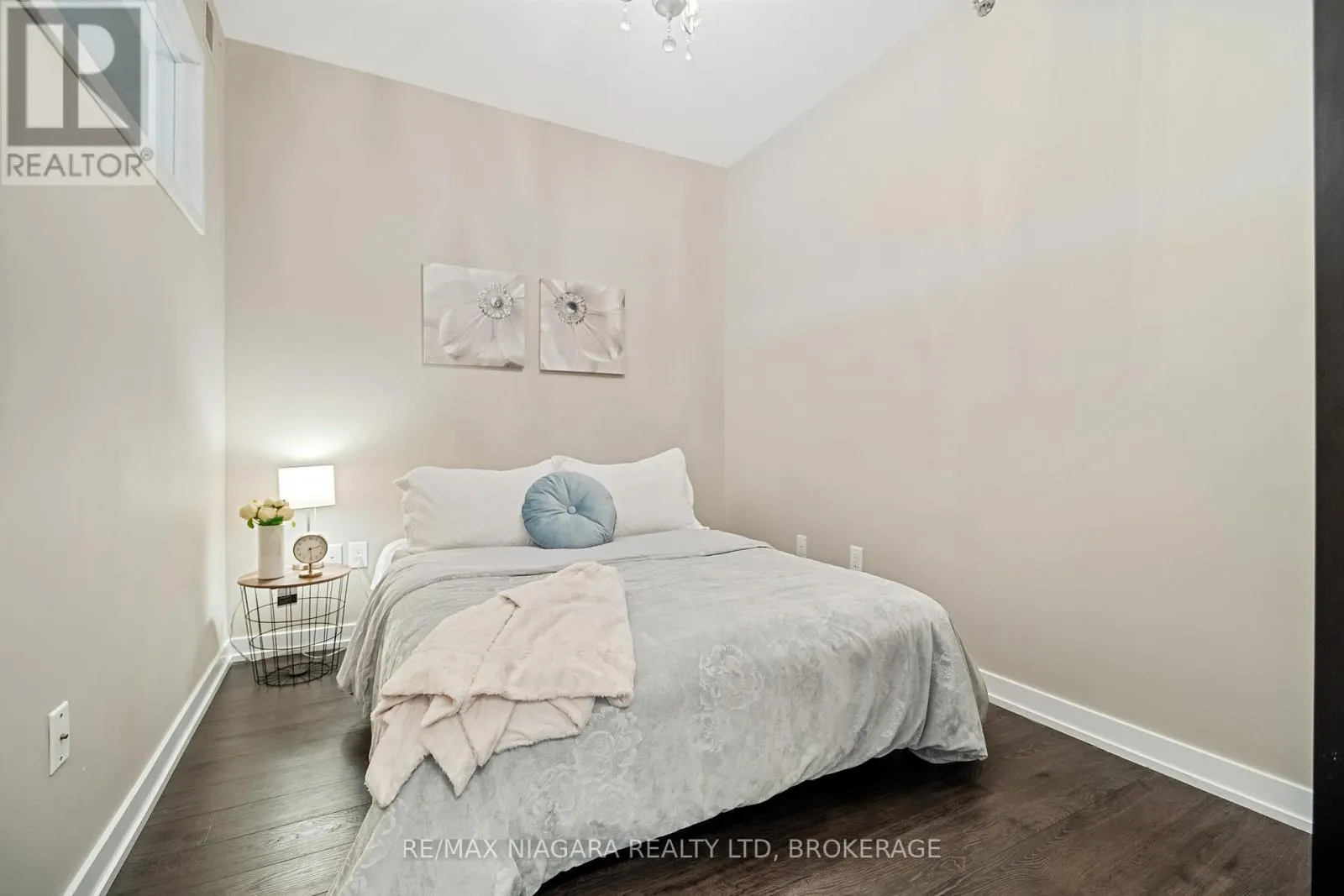 411 - 520 NORTH SERVICE ROAD #411