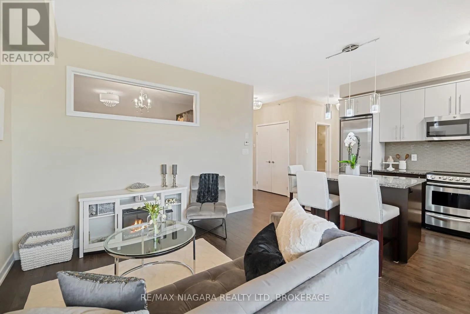 411 - 520 NORTH SERVICE ROAD #411