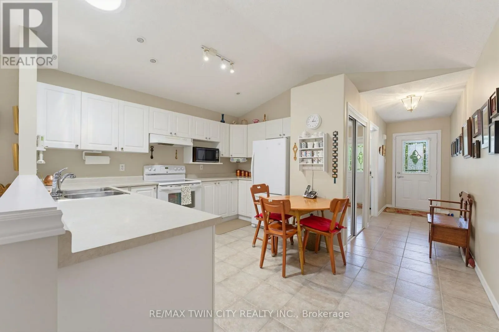 9 - 73 MORTON AVENUE W