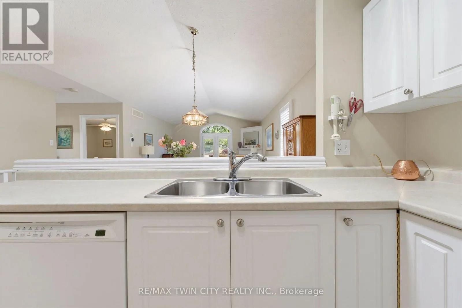 9 - 73 MORTON AVENUE W