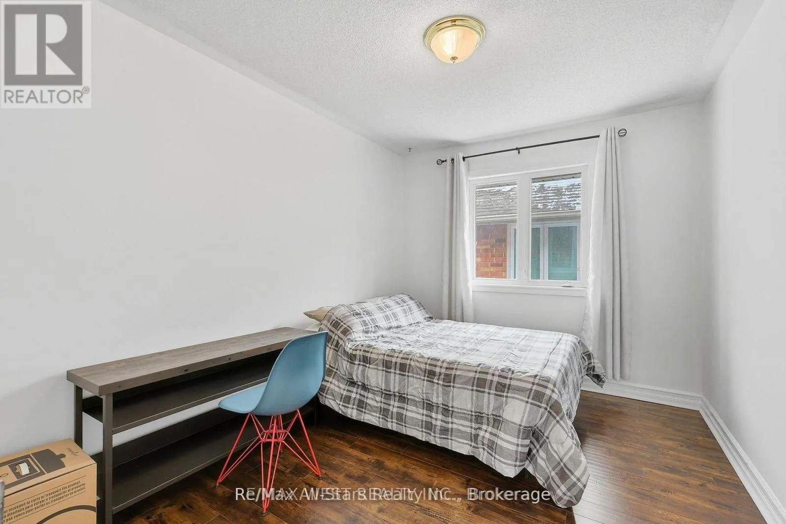 20 EAKINS CRESCENT