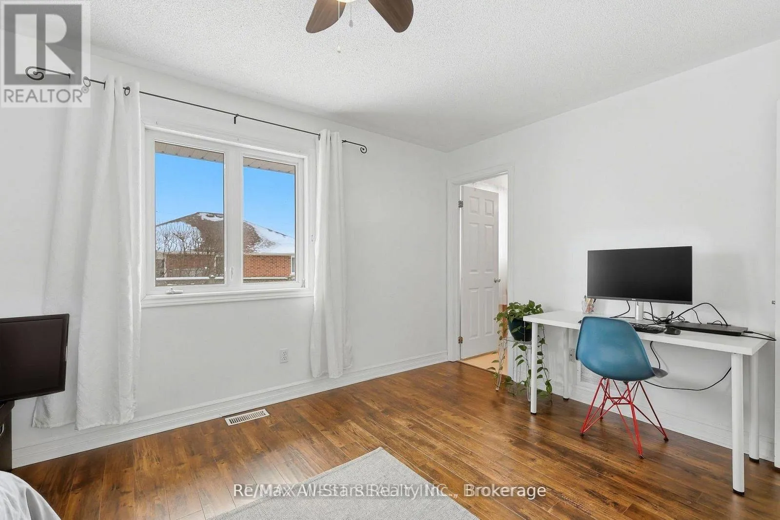 20 EAKINS CRESCENT