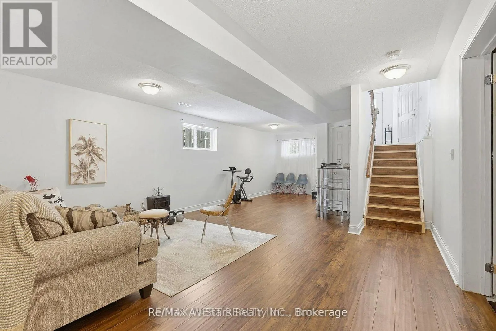20 EAKINS CRESCENT