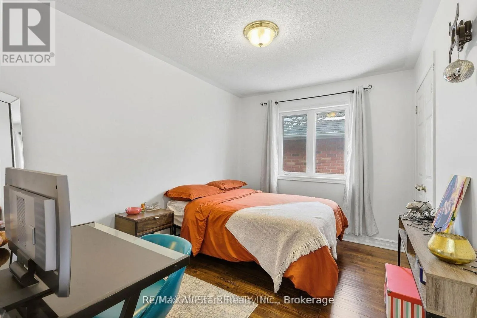 20 EAKINS CRESCENT