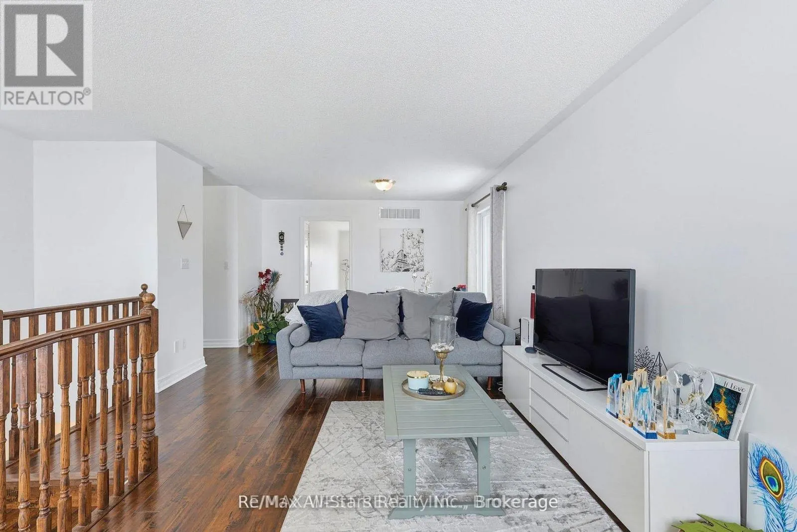 20 EAKINS CRESCENT