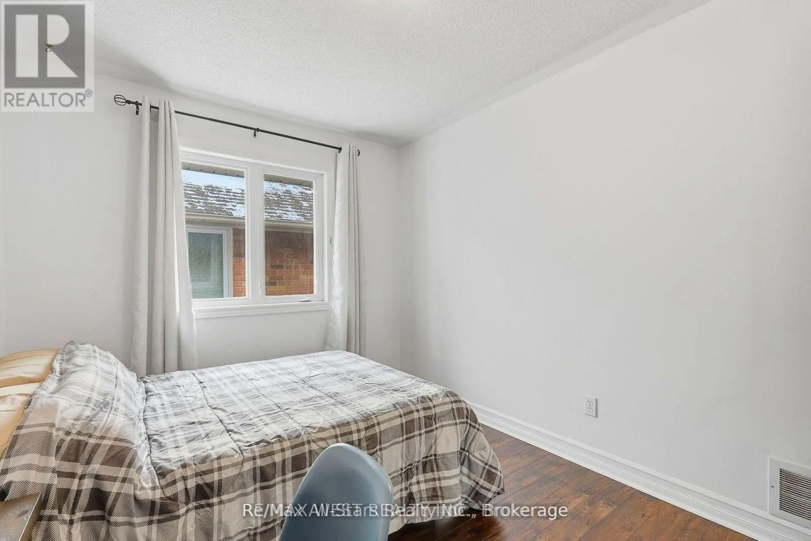 20 EAKINS CRESCENT