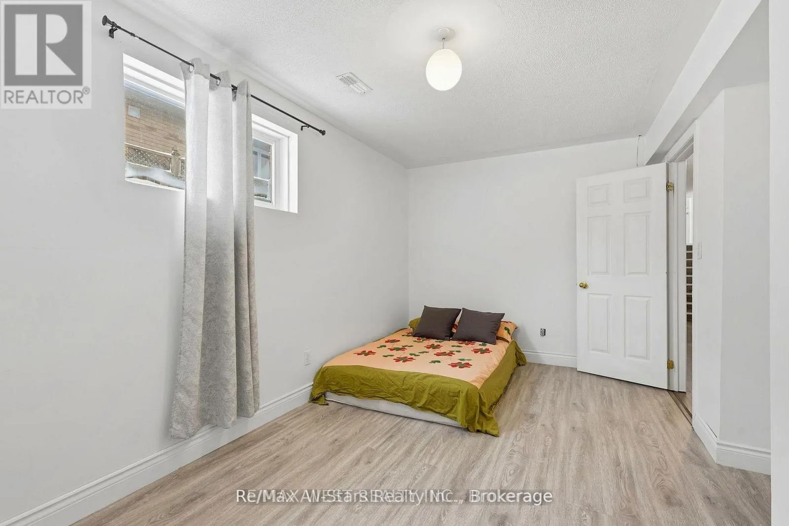 20 EAKINS CRESCENT