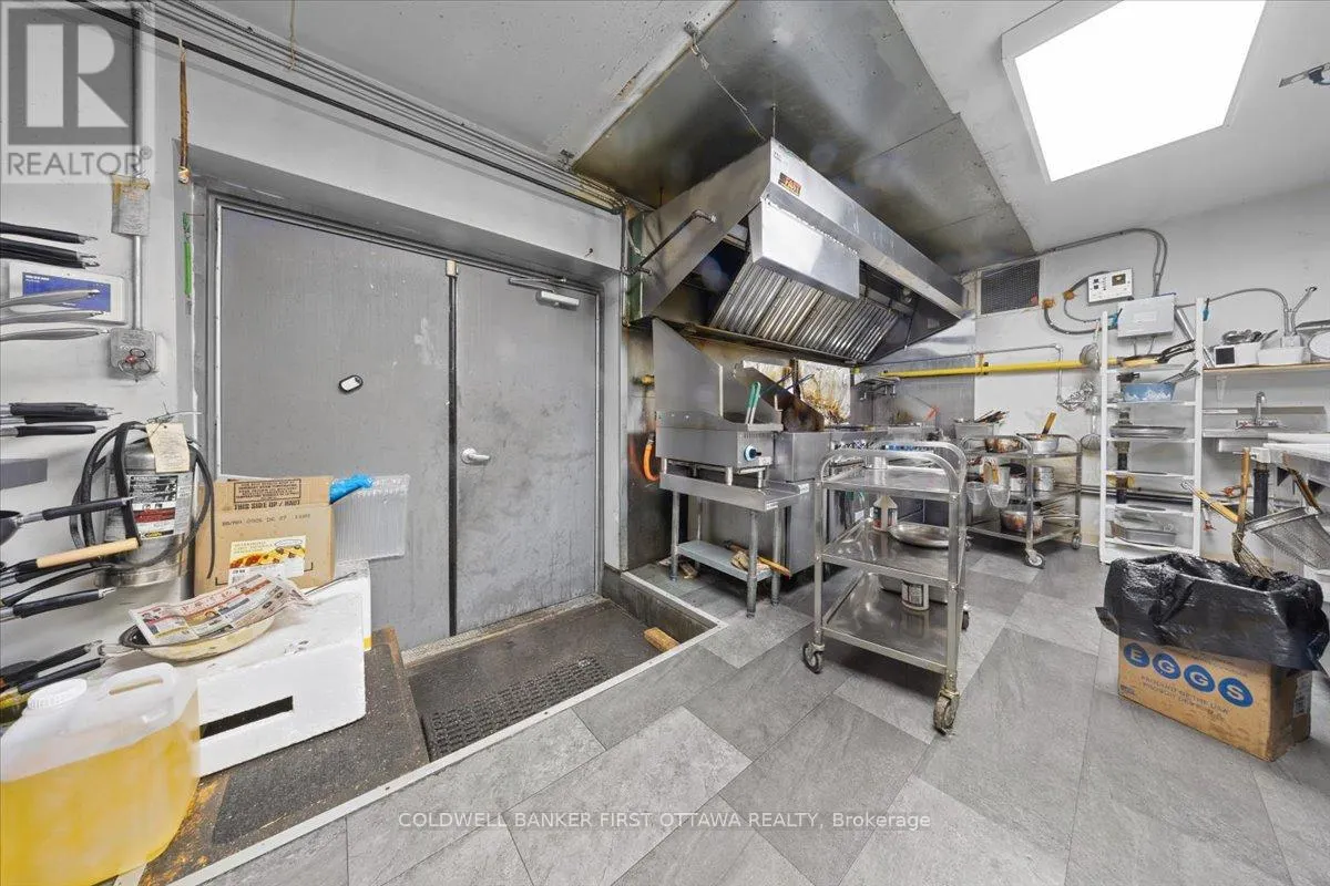 827 SOMERSET STREET W