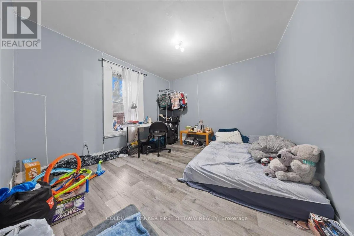 827 SOMERSET STREET W