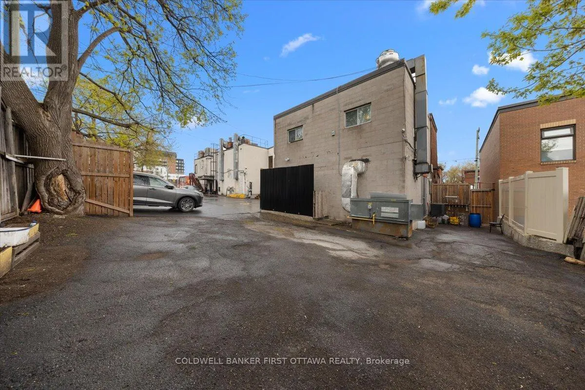 827 SOMERSET STREET W