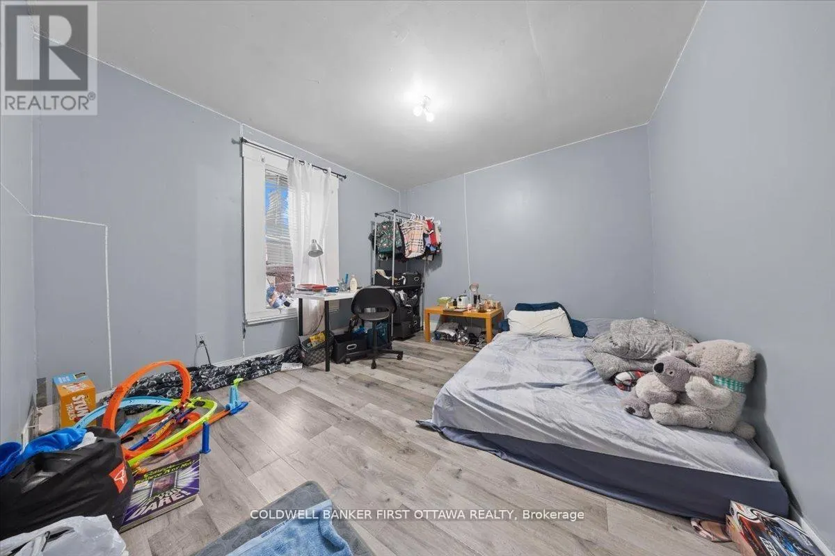 827 SOMERSET STREET W