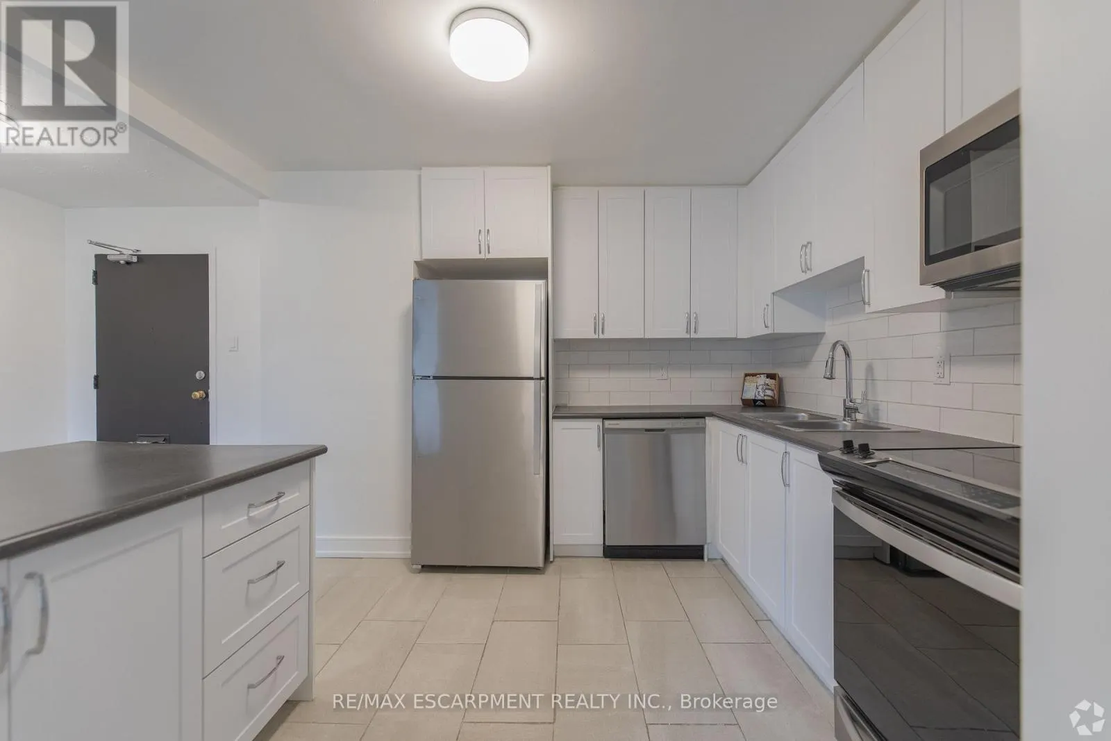 809 - 285 ERB STREET W