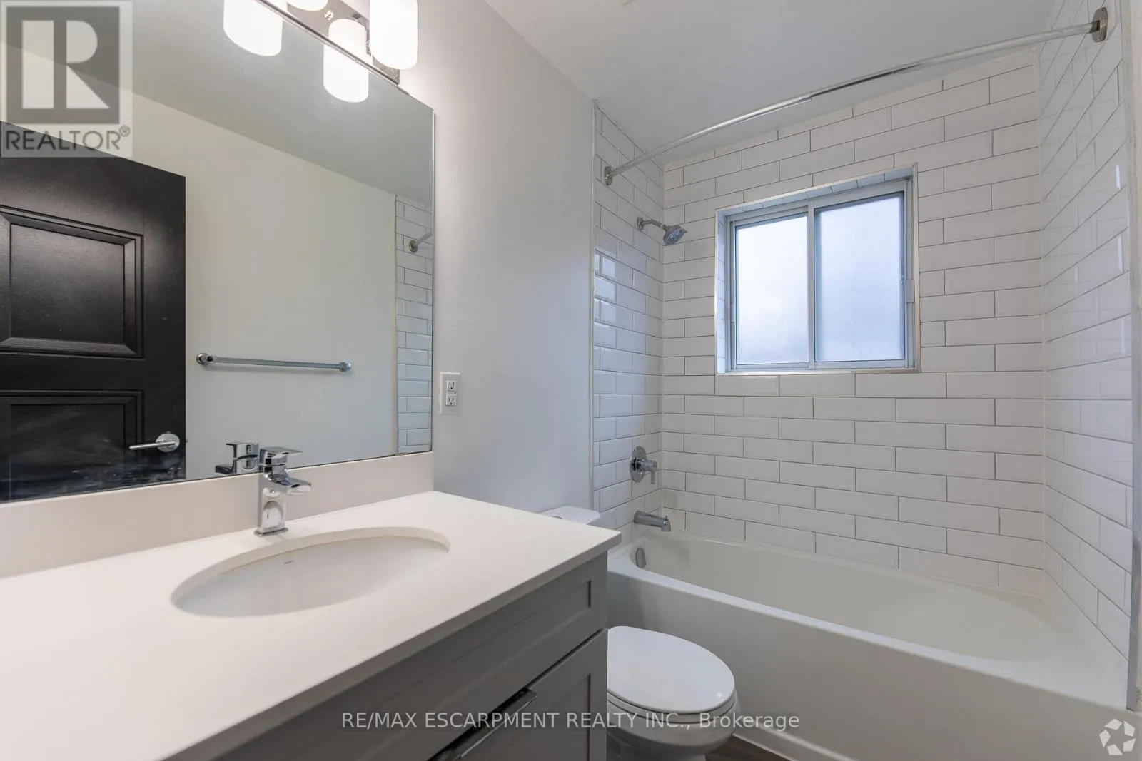 809 - 285 ERB STREET W
