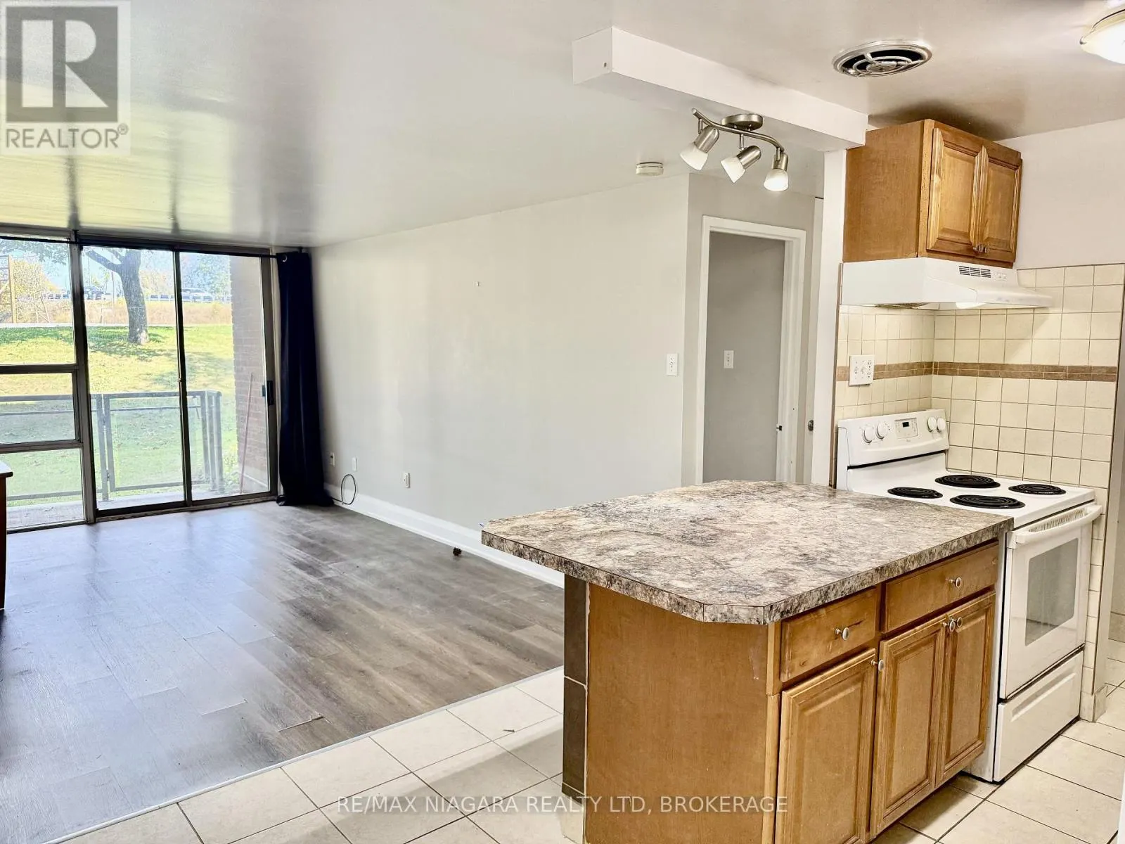 102 - 7 RIVERVIEW BOULEVARD #102