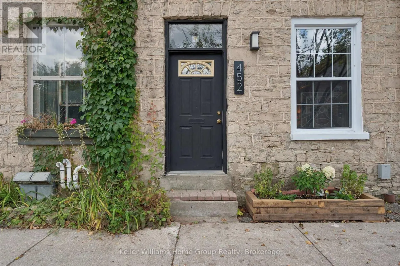452 ST ANDREW STREET W