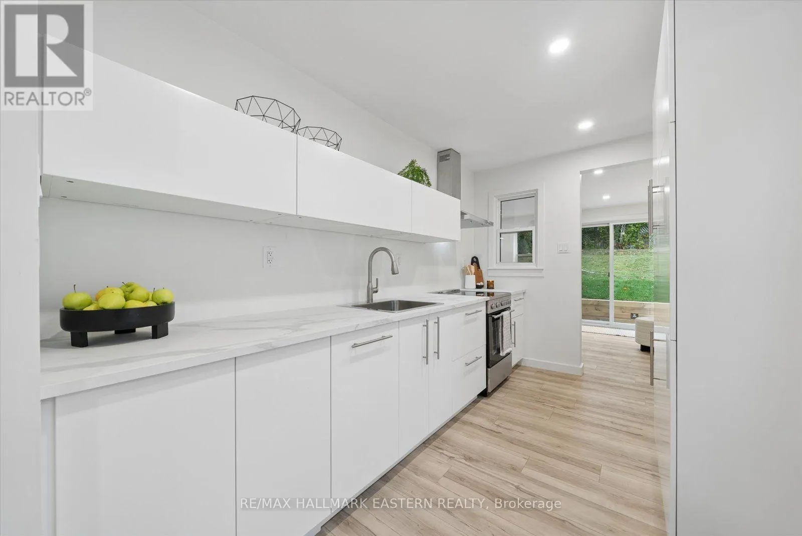 482 WELLINGTON STREET W