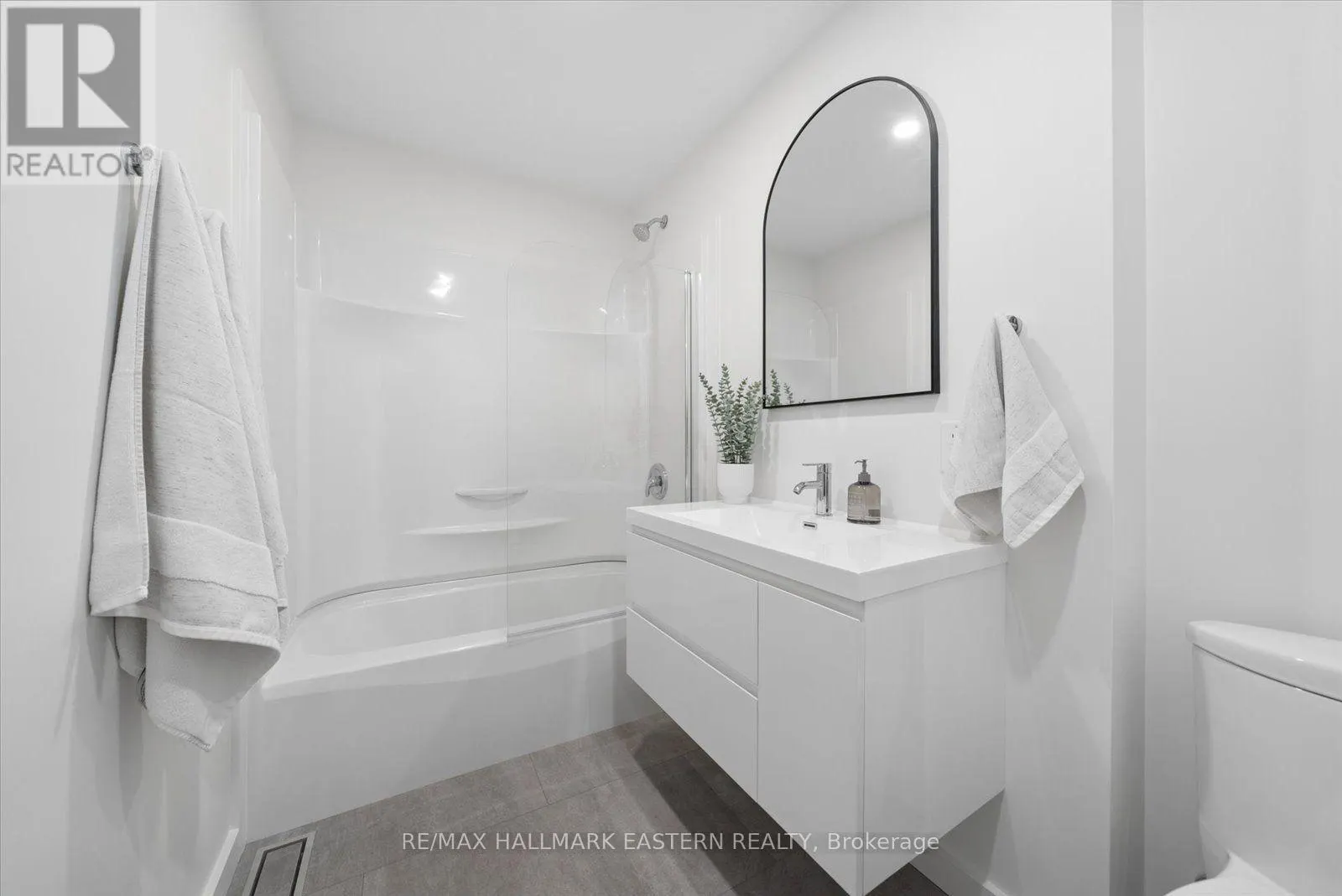 482 WELLINGTON STREET W