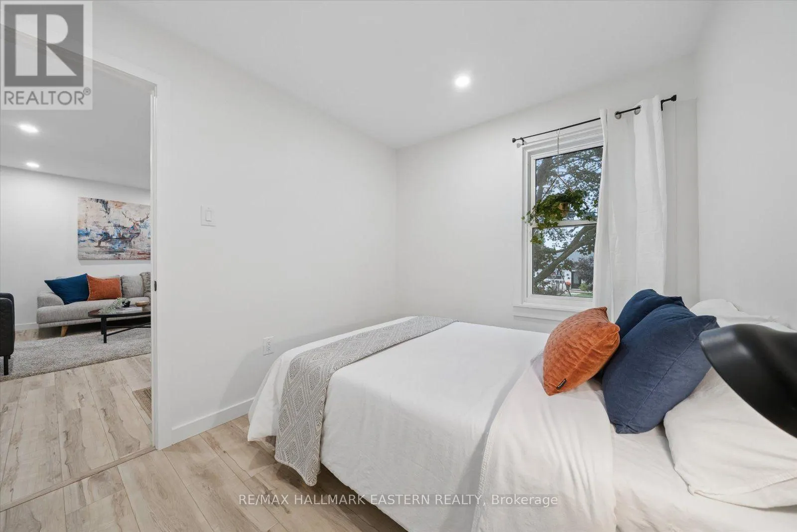 482 WELLINGTON STREET W