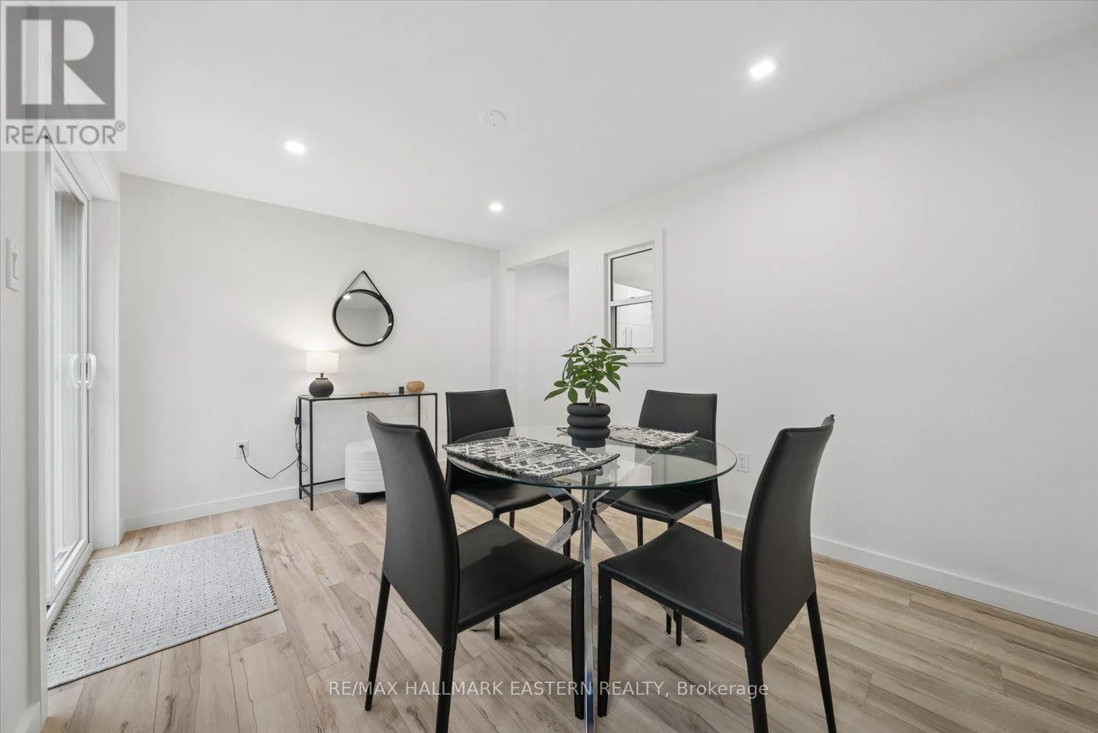 482 WELLINGTON STREET W