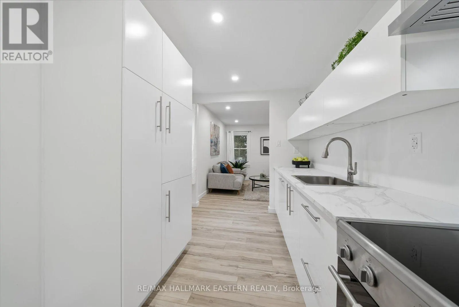 482 WELLINGTON STREET W