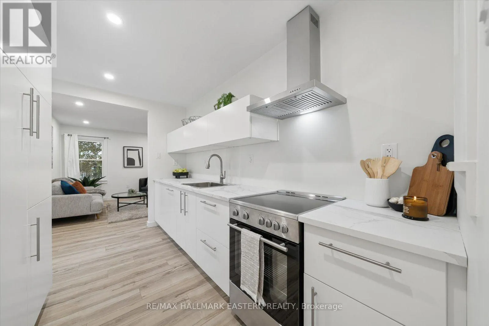 482 WELLINGTON STREET W