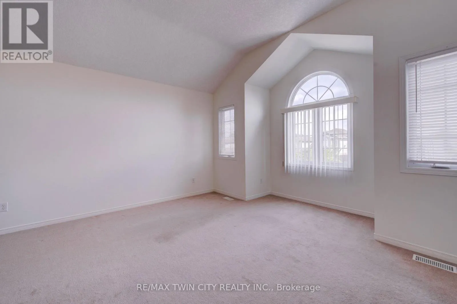 1064 COPPER LEAF CRESCENT