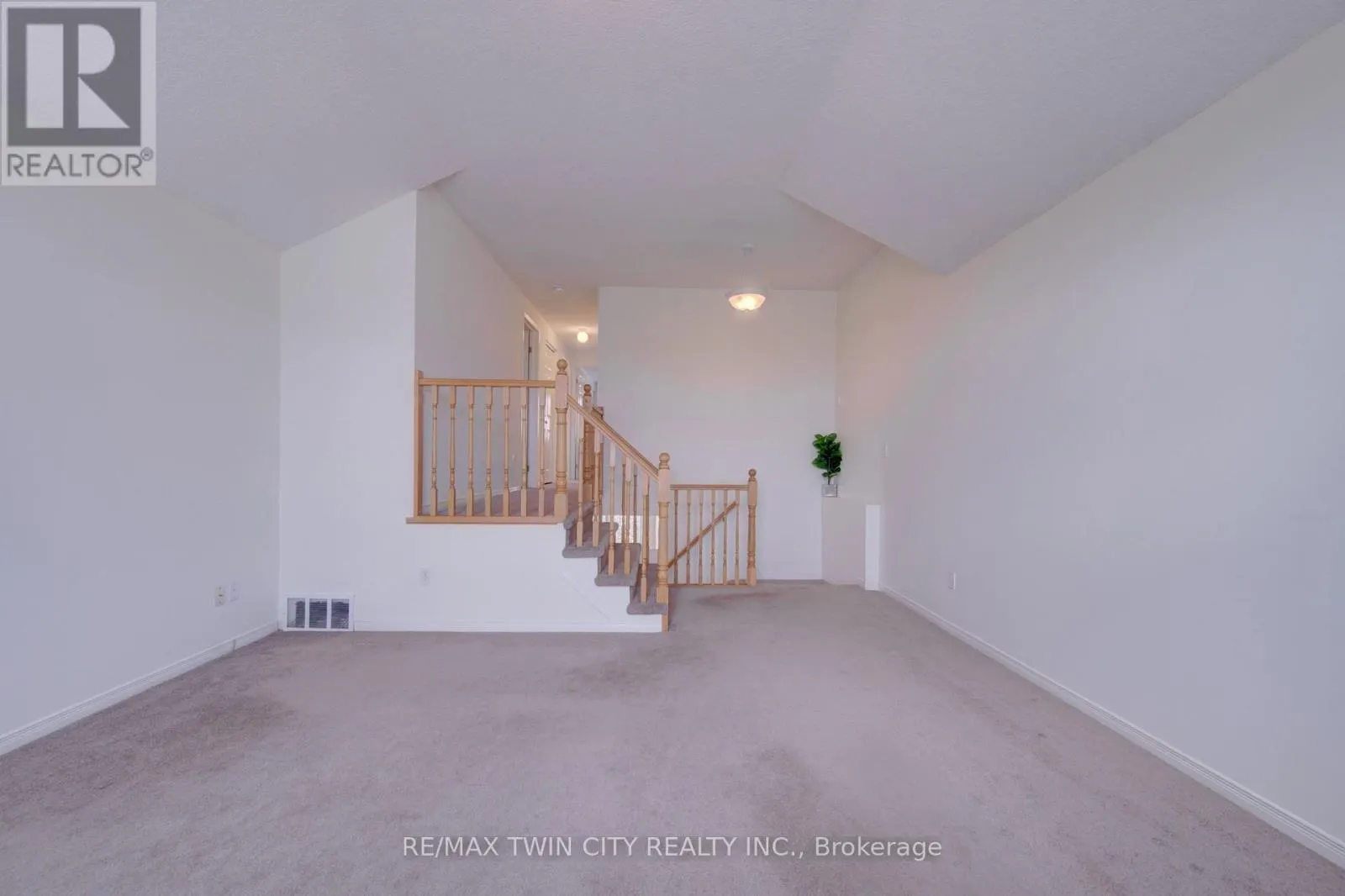 1064 COPPER LEAF CRESCENT