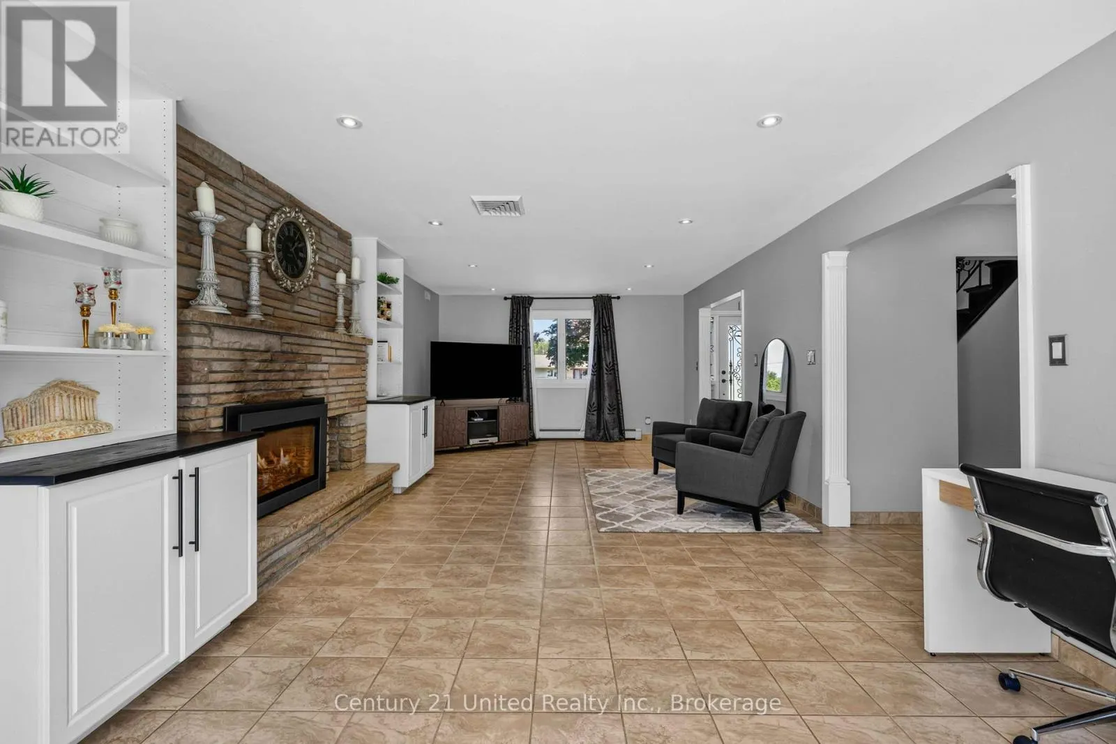 214 HILLVIEW DRIVE