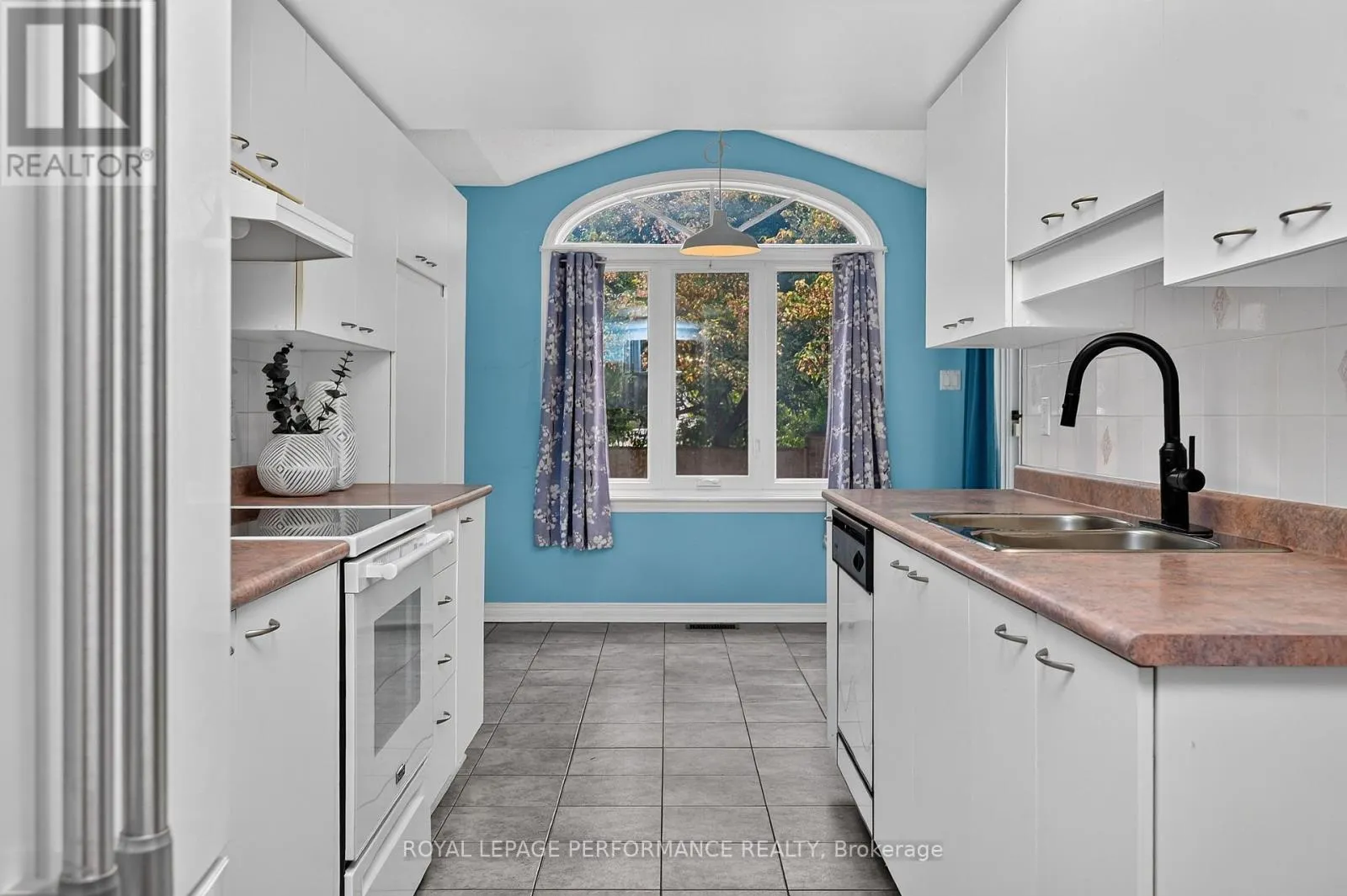 59 GRENADIER WAY